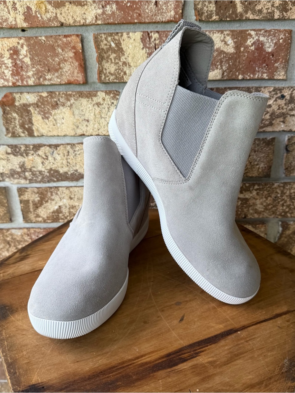 Sorel Women's Out N About Slip-On Wedge Boots Size 12 Chrome Grey White Nice!